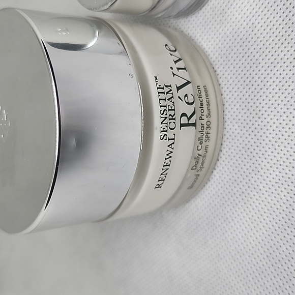 Re'Vive 2pc.DAILY RENEWAL CREAM  & Moisturizer  (New) - Picture 2 of 6